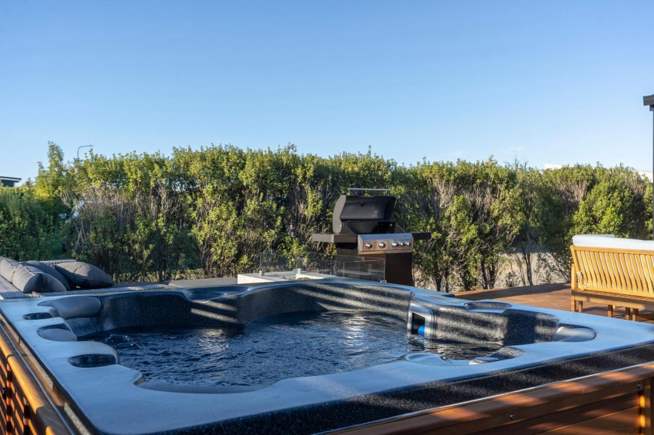 Black Barn Modern: Luxe Martinborough Escape Exterior photo