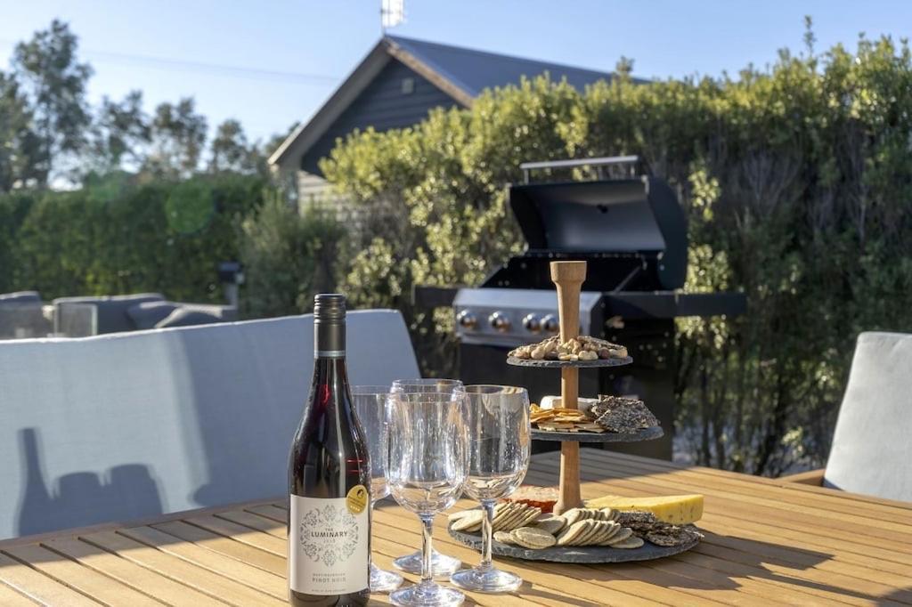 Black Barn Modern: Luxe Martinborough Escape Exterior photo